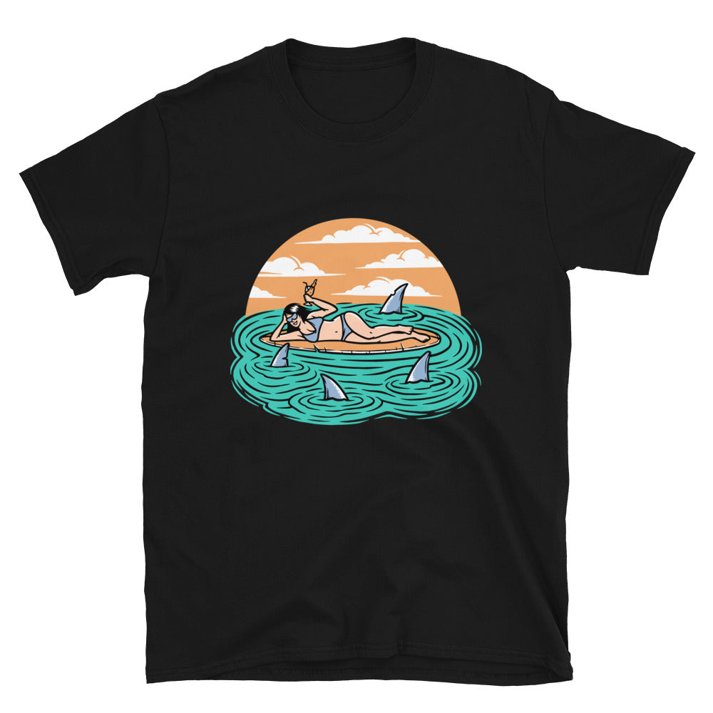 Frau Surferin liegt auf Surfbrett Fit Unisex Softstyle T-Shirt