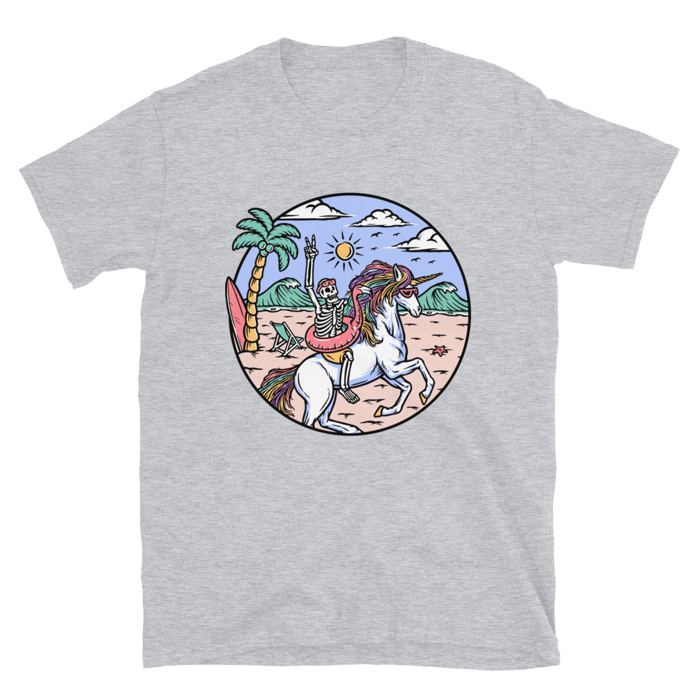 Totenkopf reitet auf einem Einhorn am Strand. Fit Unisex Softstyle T-Shirt