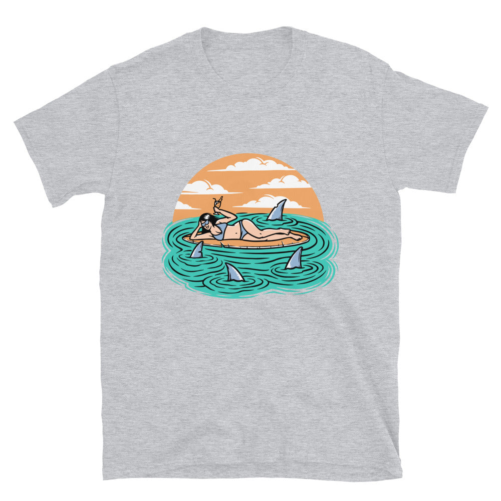 Frau Surferin liegt auf Surfbrett Fit Unisex Softstyle T-Shirt