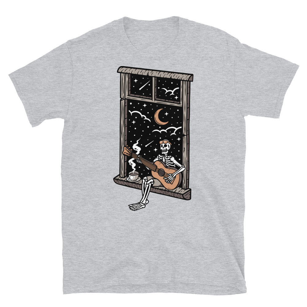 Totenkopf spielt nachts Gitarre im Fenster. Fit Unisex Softstyle T-Shirt