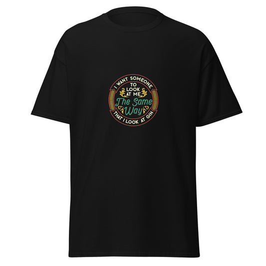 Ich möchte, dass mich jemand genauso ansieht, wie ich Gin ansehe, Halloween-T-Shirt im weichen Stil