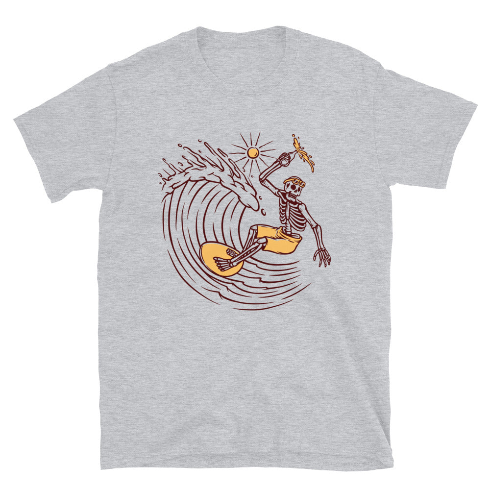 Surfender Totenkopf am Strand Fit Unisex Softstyle T-Shirt